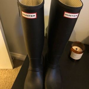 Size 7 hunter matte black boots and boot socks